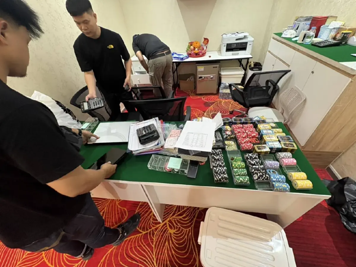 บุกทลายบ่อนบาคาร่า ยึดของกลางโต๊ะบาคาร่า-ชิบ-เงินสดอื้อ