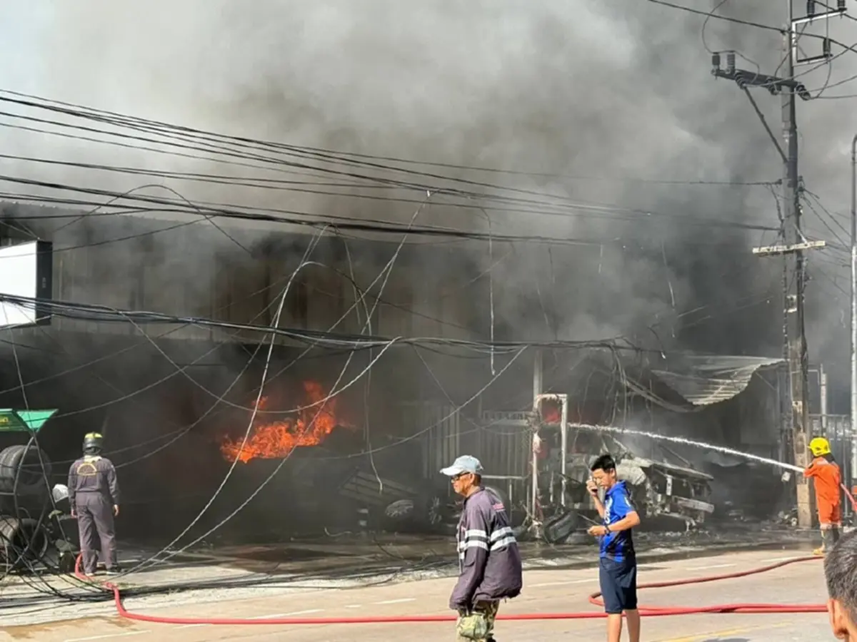 ด่วน เกิดเหตุเพลิงไหม้ร้านยาง-อู่ซ่อมรถยนต์ กลางเมืองชลบุรี