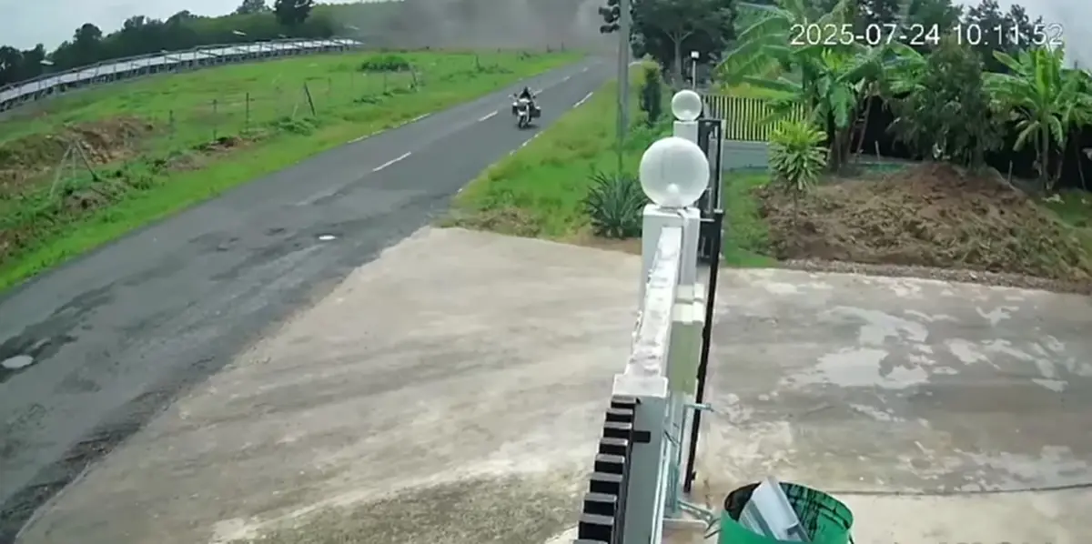 ส่งด่วนของแท้ นาทีระทึก จรวดเขมรBM-21ถล่ม ไรเดอร์ขี่ฝ่าไปส่งของ