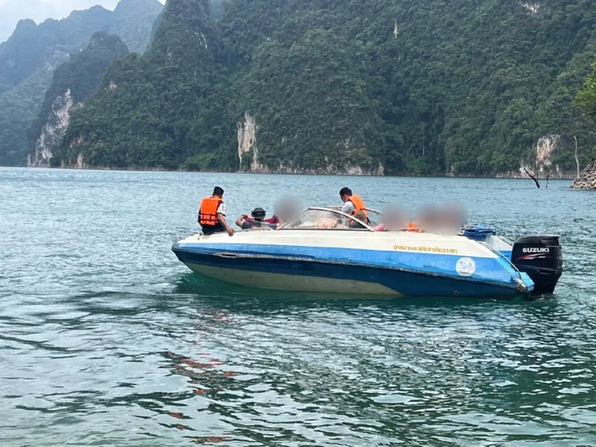 18 ชีวิตระทึก เรือนำเที่ยวเขื่อนเชี่ยวหลานล่ม ไกด์เสียชีวิต