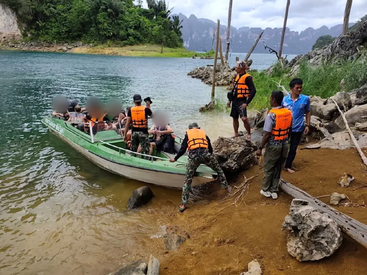18 ชีวิตระทึก เรือนำเที่ยวเขื่อนเชี่ยวหลานล่ม ไกด์เสียชีวิต