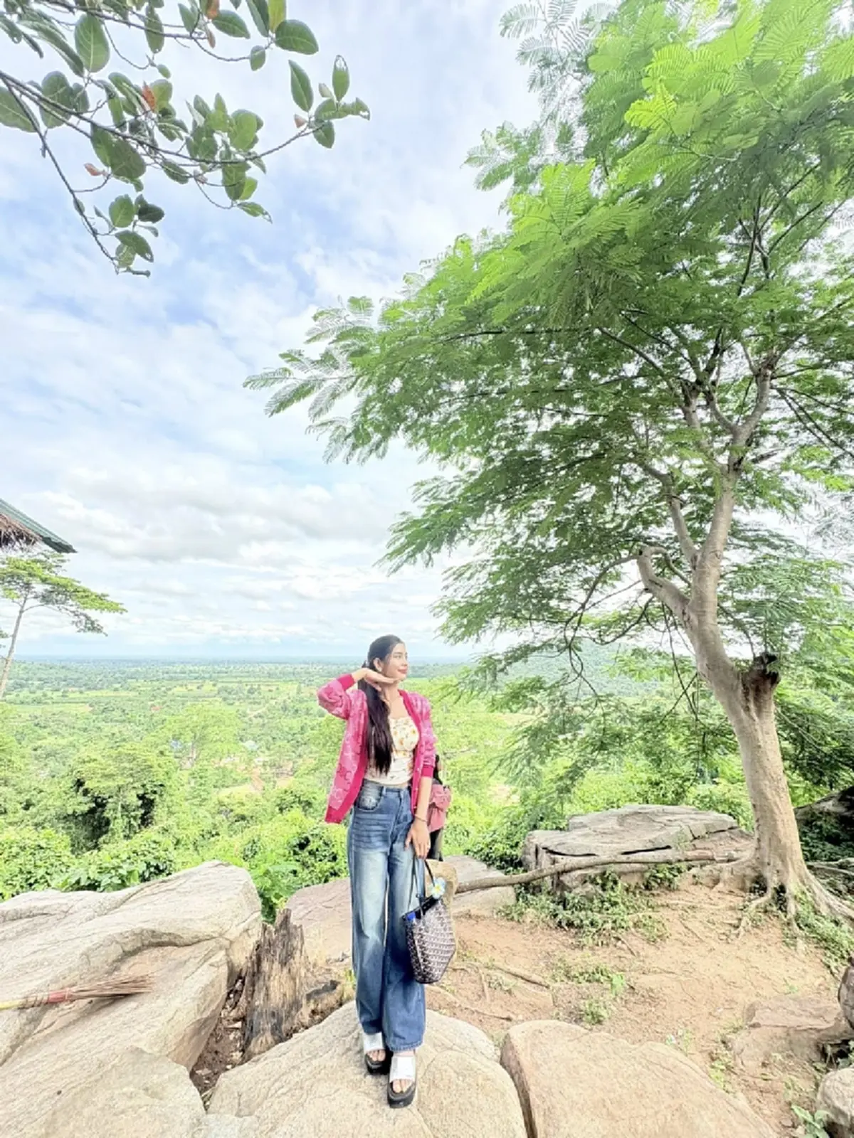สาวแว่นกัมพูชาเสื้อชมพู รัวคลิปบนเฟซบุ๊กอวดแหวนแต่งงาน - ด่าคนไทย