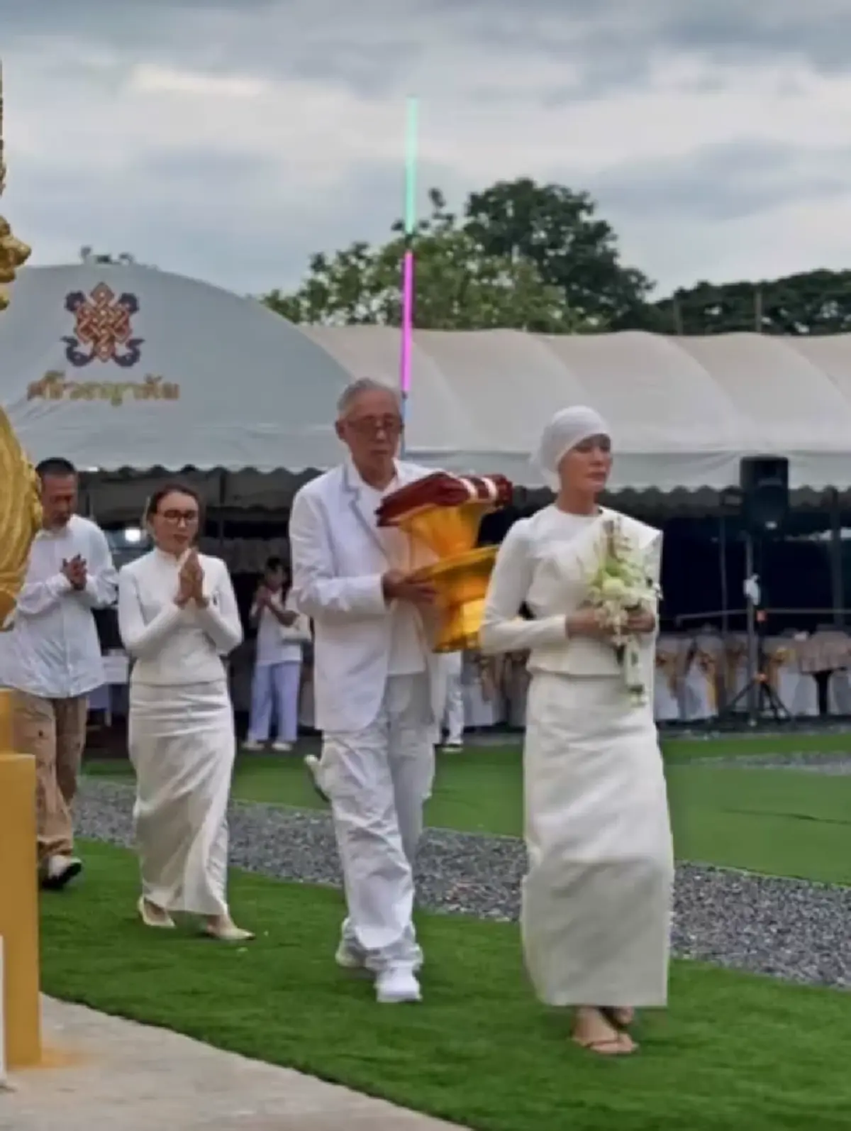 เปิดภาพ \"เจนี่ เทียนโพธิ์สุวรรณ\" ปลงผม นุ่งขาวห่มขาว บวชสามเณรี
