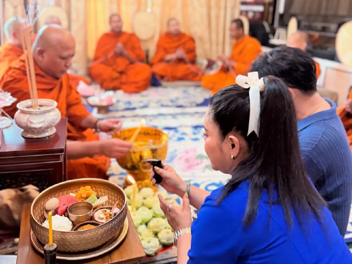 ฮาย อาภาพร ทำบุญใหญ่วันเกิด แห่สะดุดตาเลขขันน้ำมนต์
