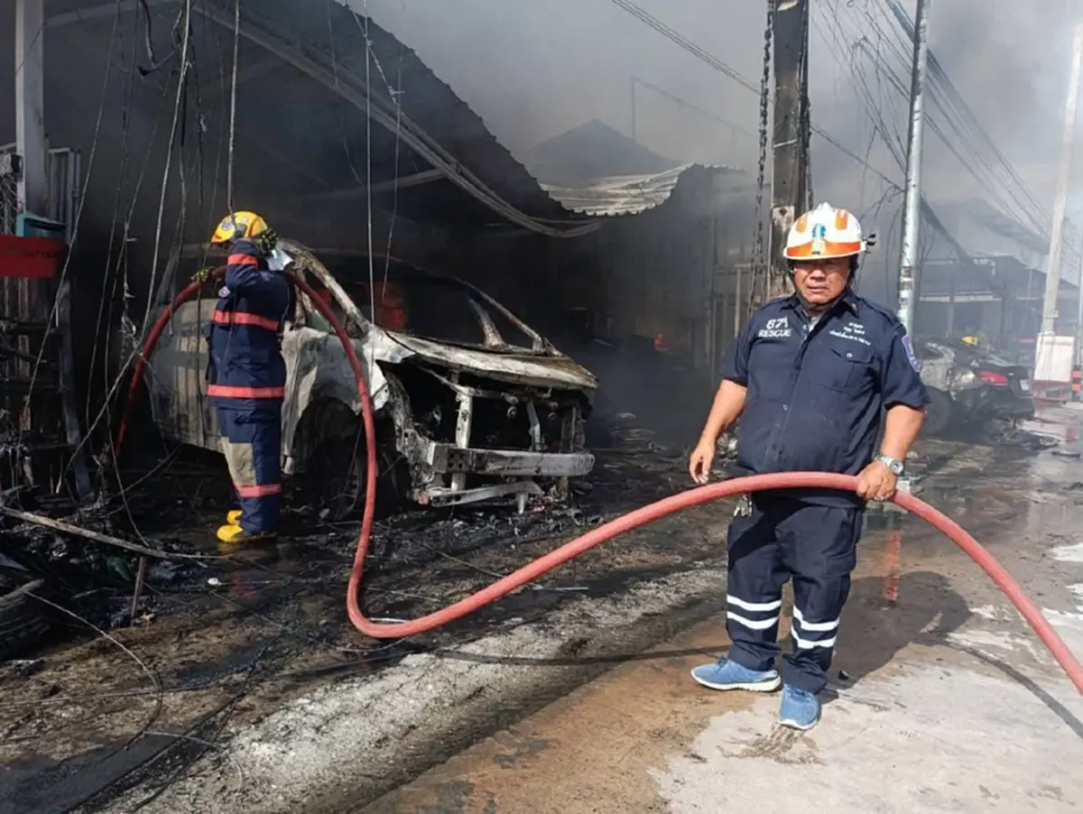 ด่วน เกิดเหตุเพลิงไหม้ร้านยาง-อู่ซ่อมรถยนต์ กลางเมืองชลบุรี