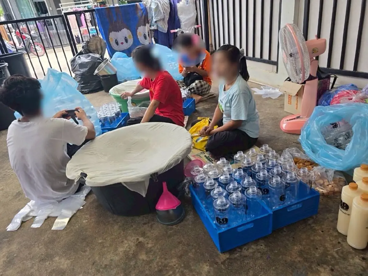 ทลายแหล่งผลิต ไซรัปผสมกระท่อม ไม่สนอนามัย กรอกมือทุกขวด 