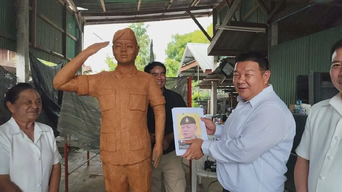 ช่างเทียนโคราชโชว์ฝีมือ แกะเทียน แม่ทัพภาค 2 ร่วมขบวนแห่พรรษา