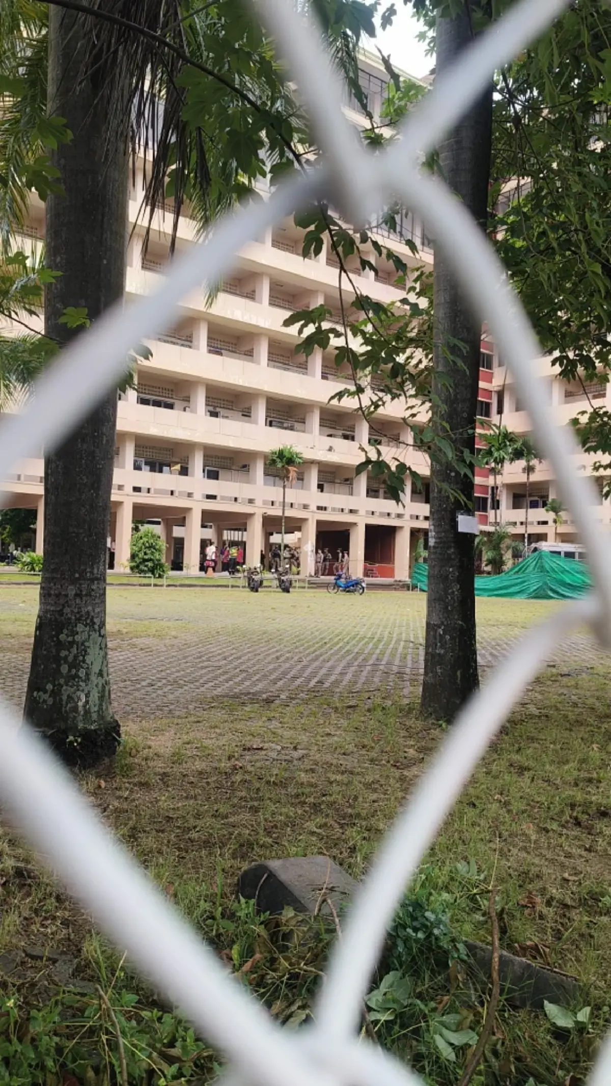 รู้แล้ว คนพลัดตกตึก รร. ดัง ที่แท้ไม่ใช่ นร. ล่าสุด รร.ประกาศหยุด 1 วัน