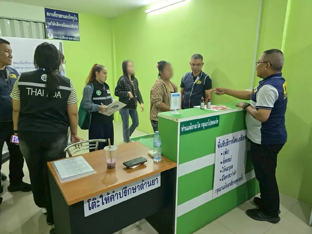 บุกจับ 6 เภสัชเก๊ จบมัธยม กระจายยาแก้ไอให้วัยรุ่นสาย 4x100