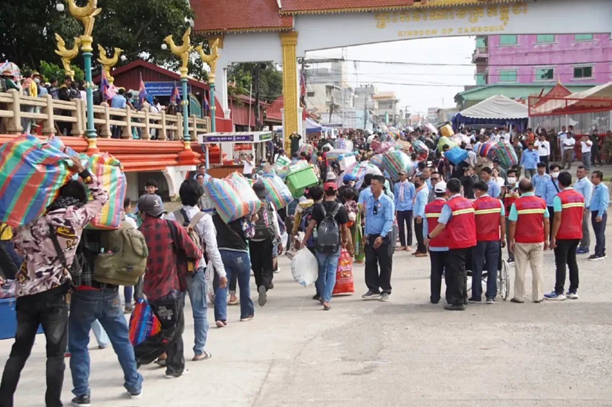 ชาวกัมพูชา เร่งอพยพ แห่กลับบ้านทะลักจุดผ่านแดน หวั่นถูกตัดสัญชาติ