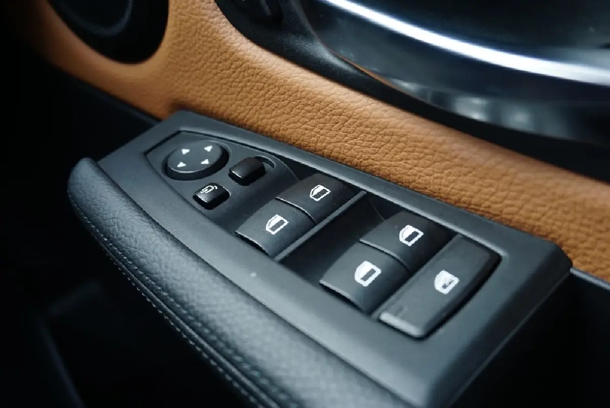 บอกลารถเหม็น! 5 วิธีแก้กลิ่นอับในรถยนต์ทำเองได้ง่ายๆ