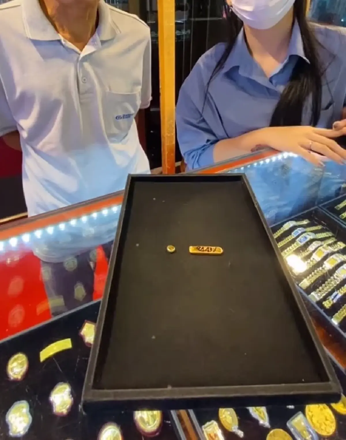 ลูกค้าไฟไหม้บ้าน กู้ซากทองเอามาขาย ตีราคาแล้วถึงกับยกมือไหว้