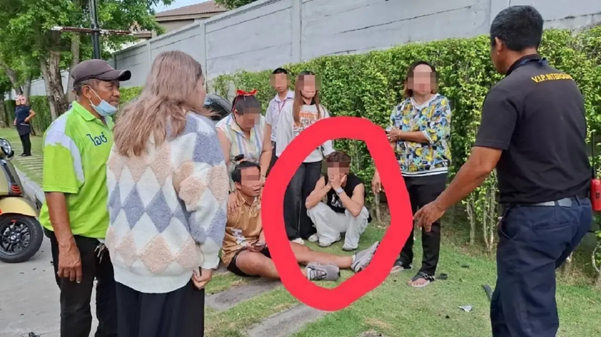 สาวขี่จยย. ดับสลด หนุ่มขับเก๋งก้มเก็บของ เสียหลักพุ่งชน