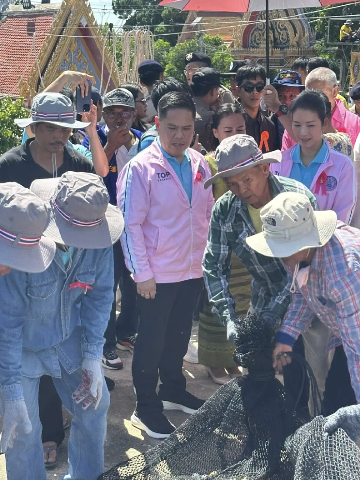 ส่องทะเบียนรถนำขบวน "หลวงพ่อขอม" วัดดังสุพรรณบุรี คนร่วมงานล้น