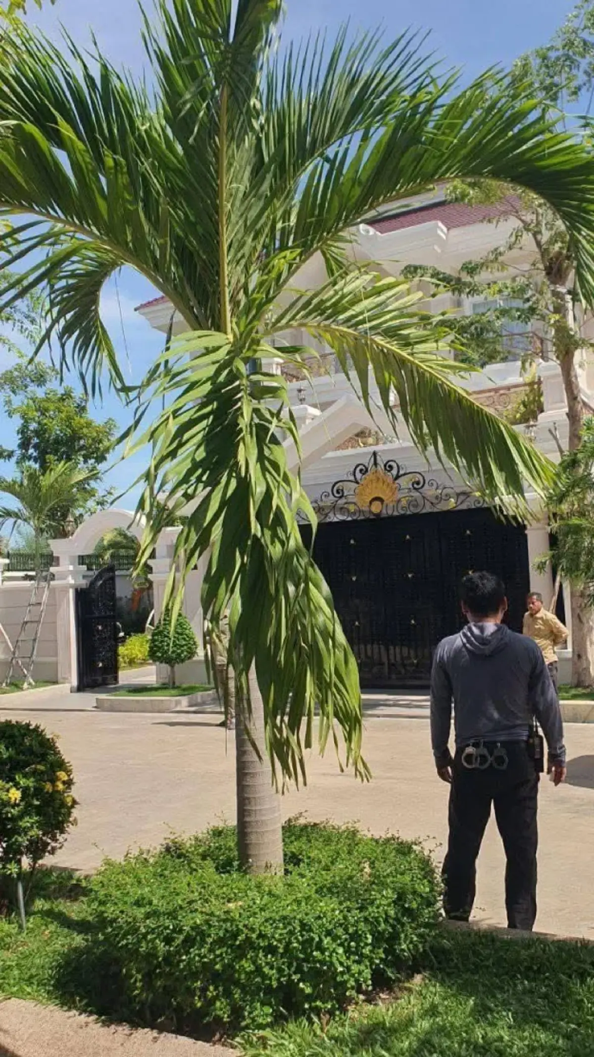 เปิดนาที ตร.บุกรวบ "เชง เสร็ยร็วต" แม่ค้าครีม อินฟลูคนดังกัมพูชา