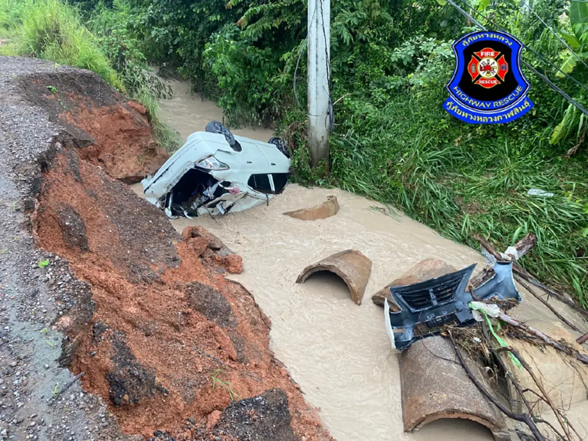 สลดหนัก นายก อบต. นาคู รถคว่ำลงน้ำ ดับพร้อมเลขาฯ-ญาติ 3 ศพ