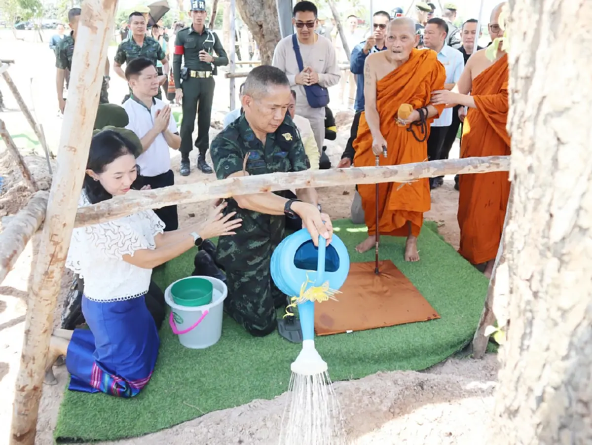 เปิดเลขมงคล "แม่ทัพภาค 2" ทอดผ้าป่าต้นไม้ "หลวงปู่ศิลา"