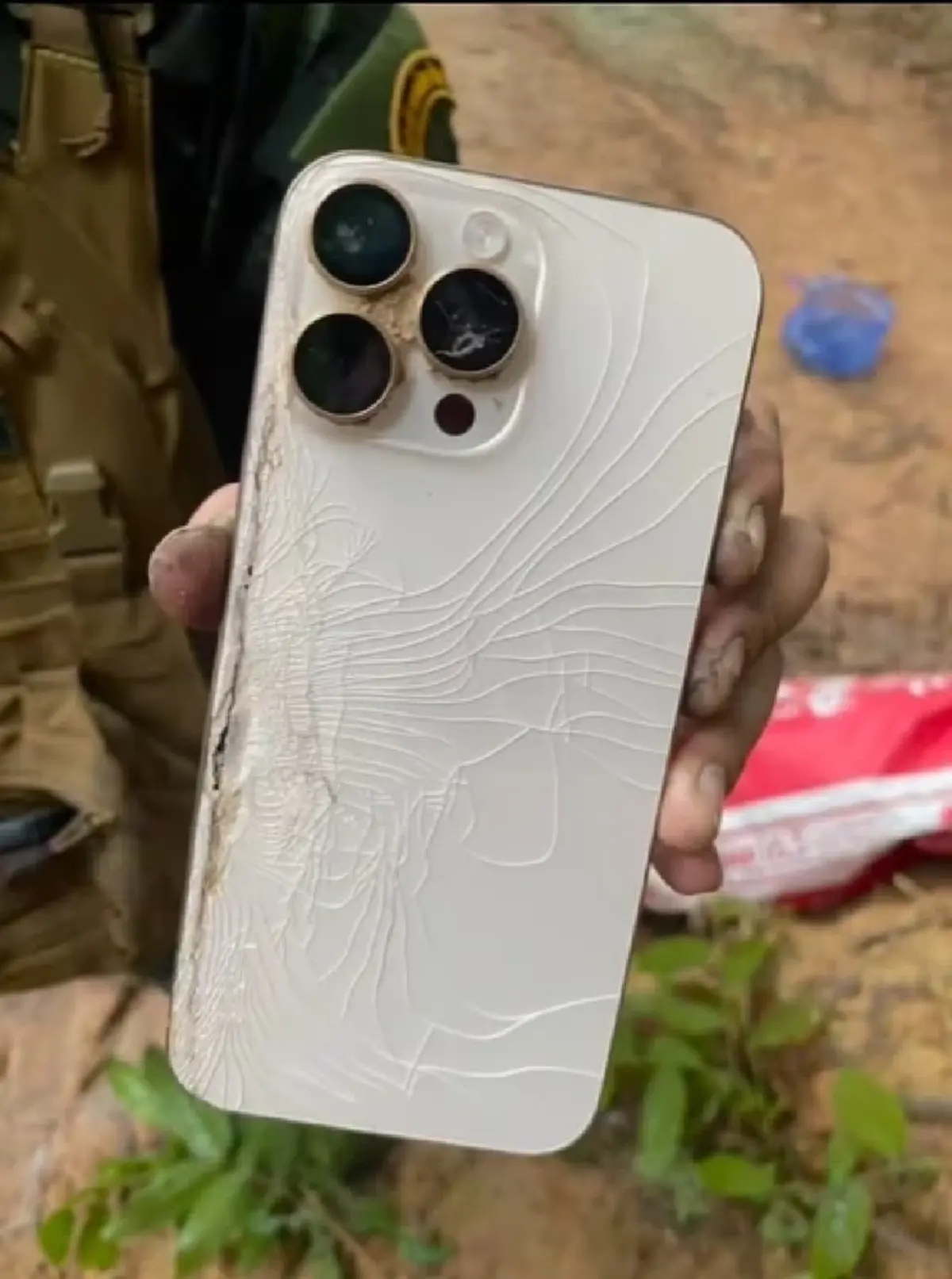 มือถือช่วยชีวิต ทหารถูกยิงรอดเพราะ iPhone ร้านใจป๋าซ่อมฟรี