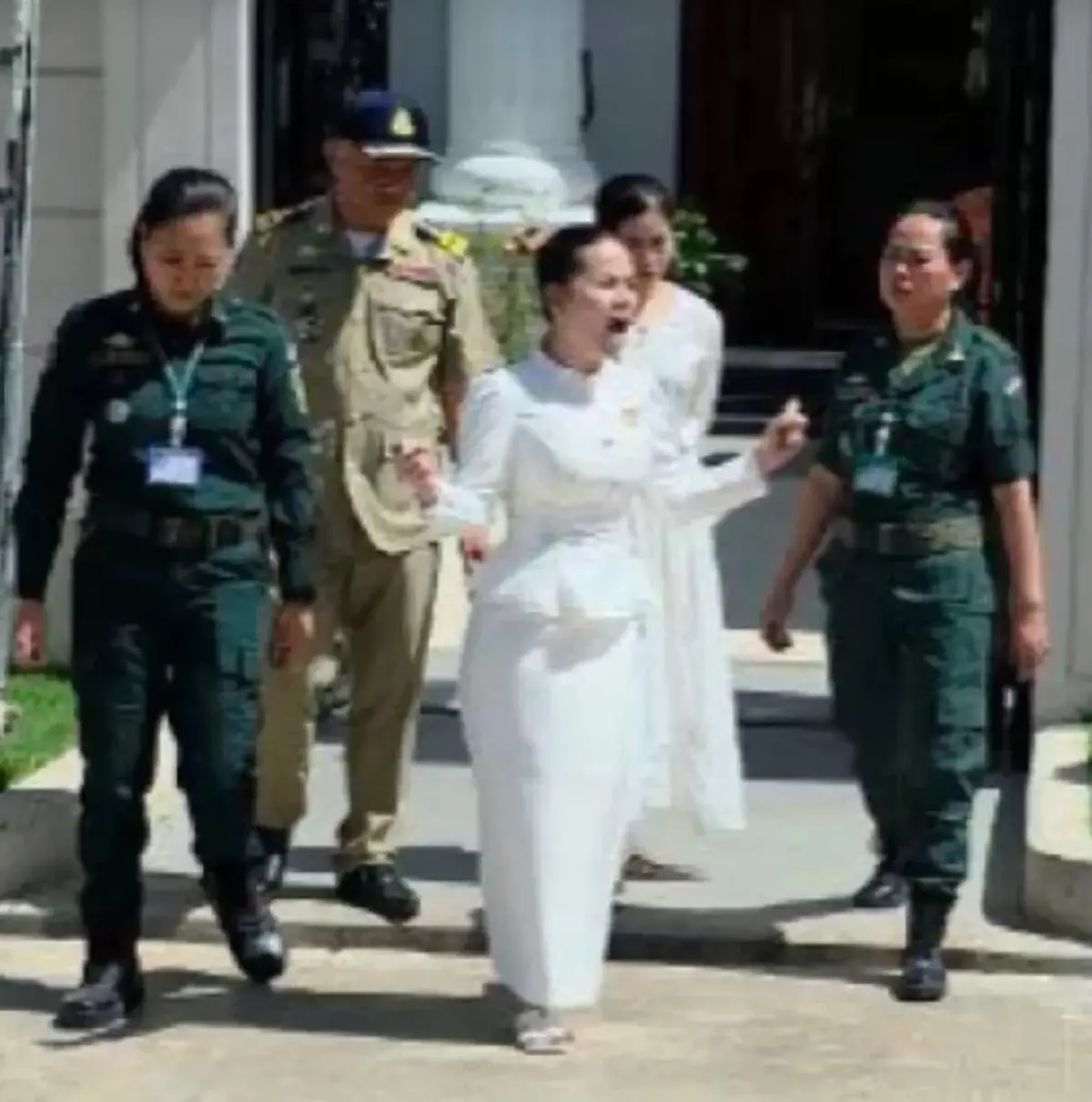 รู้แล้วสาเหตุ "เชง เสร็ยร็วต" แม่ค้าเขมรชื่อดัง โดนรวบคาคฤหาสน์