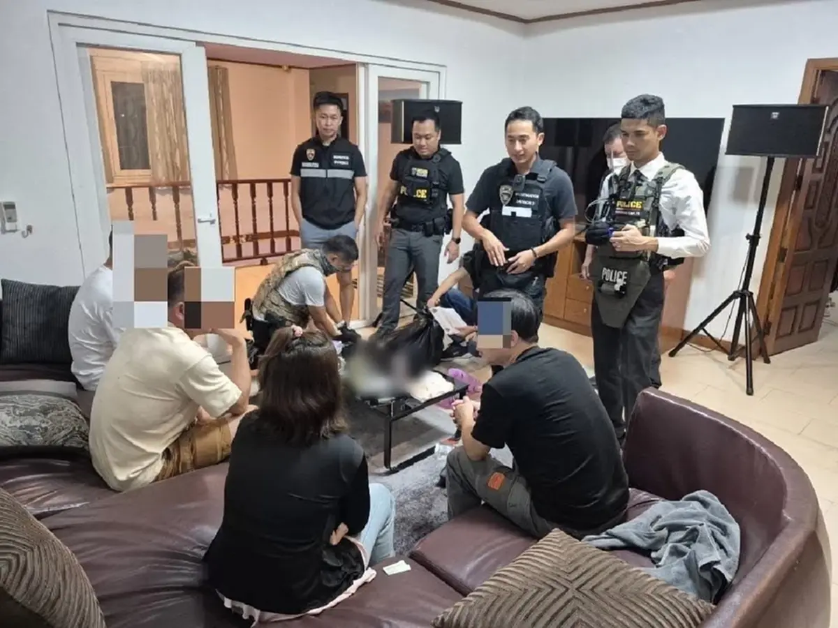 ตร.บุกพูลวิลล่าหรูเมืองพัทยา จับแก๊งจีนเทาไลฟ์สดหนังผู้ใหญ่