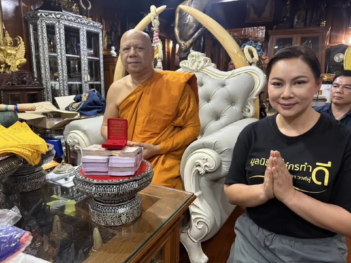 บุ๋ม ปนัดดา รับผ้ายันต์-เหรียญครุฑ หลวงพ่อวราห์ แจกทหารชายแดน