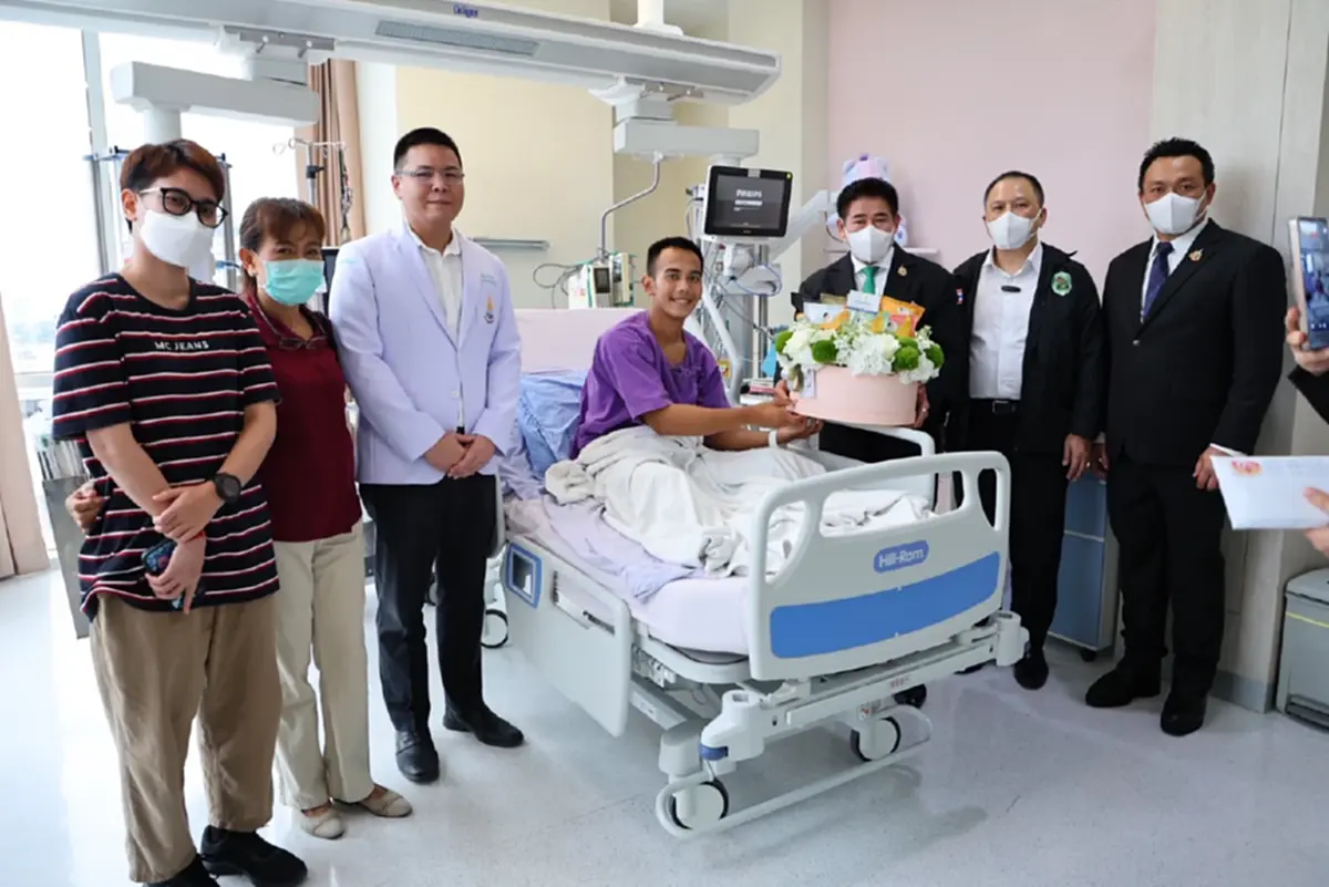 "ธรรมนัส"ซาบซึ้งความกล้าหาญ เยี่ยมให้กำลังใจทหารบาดเจ็บชายแดน