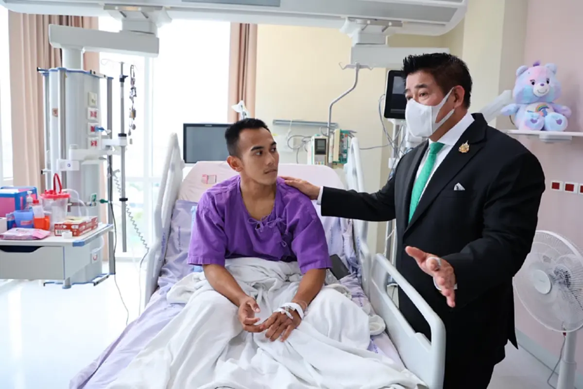 "ธรรมนัส"ซาบซึ้งความกล้าหาญ เยี่ยมให้กำลังใจทหารบาดเจ็บชายแดน