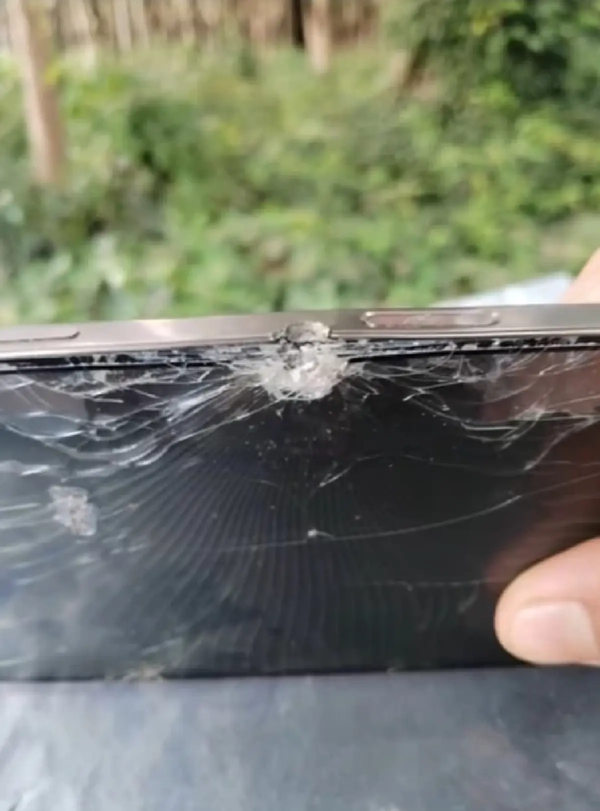 มือถือช่วยชีวิต ทหารถูกยิงรอดเพราะ iPhone ร้านใจป๋าซ่อมฟรี