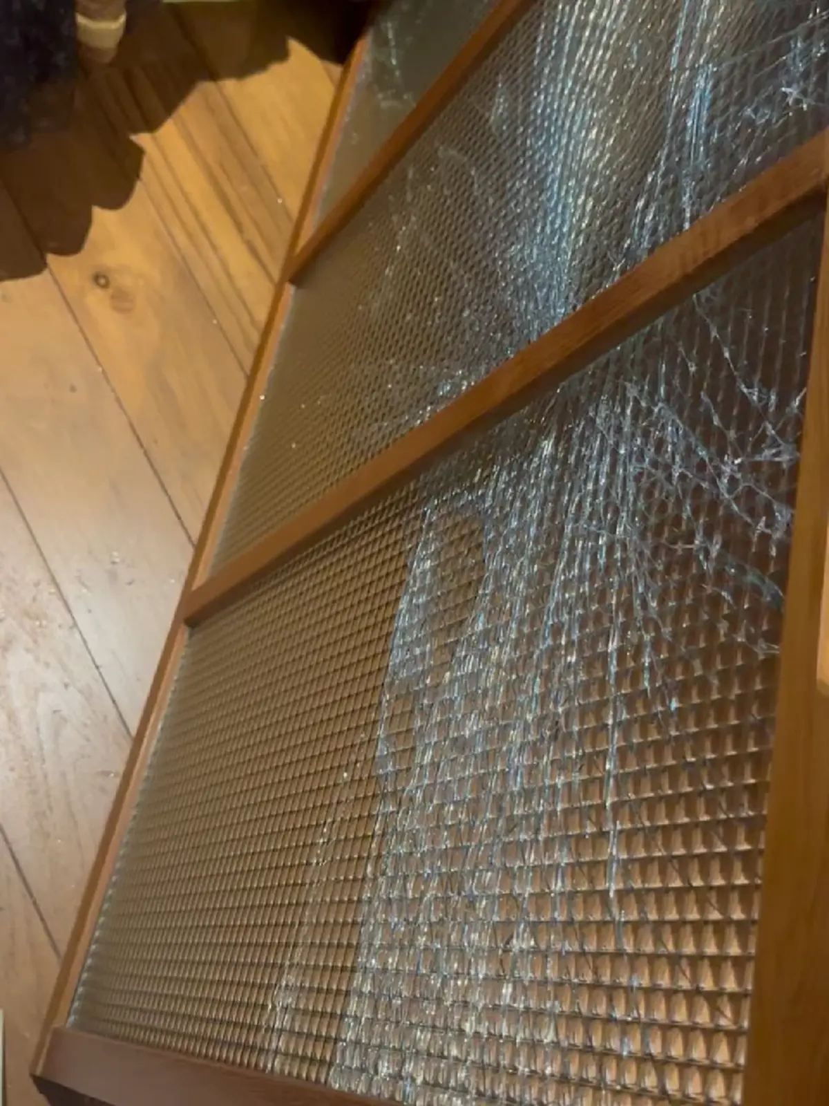 เคราะห์ซ้ำอีก หน่อย บุษกร เพิ่งผ่าตา โดนประตูกระจก 20 กก. ตกใส่หัว