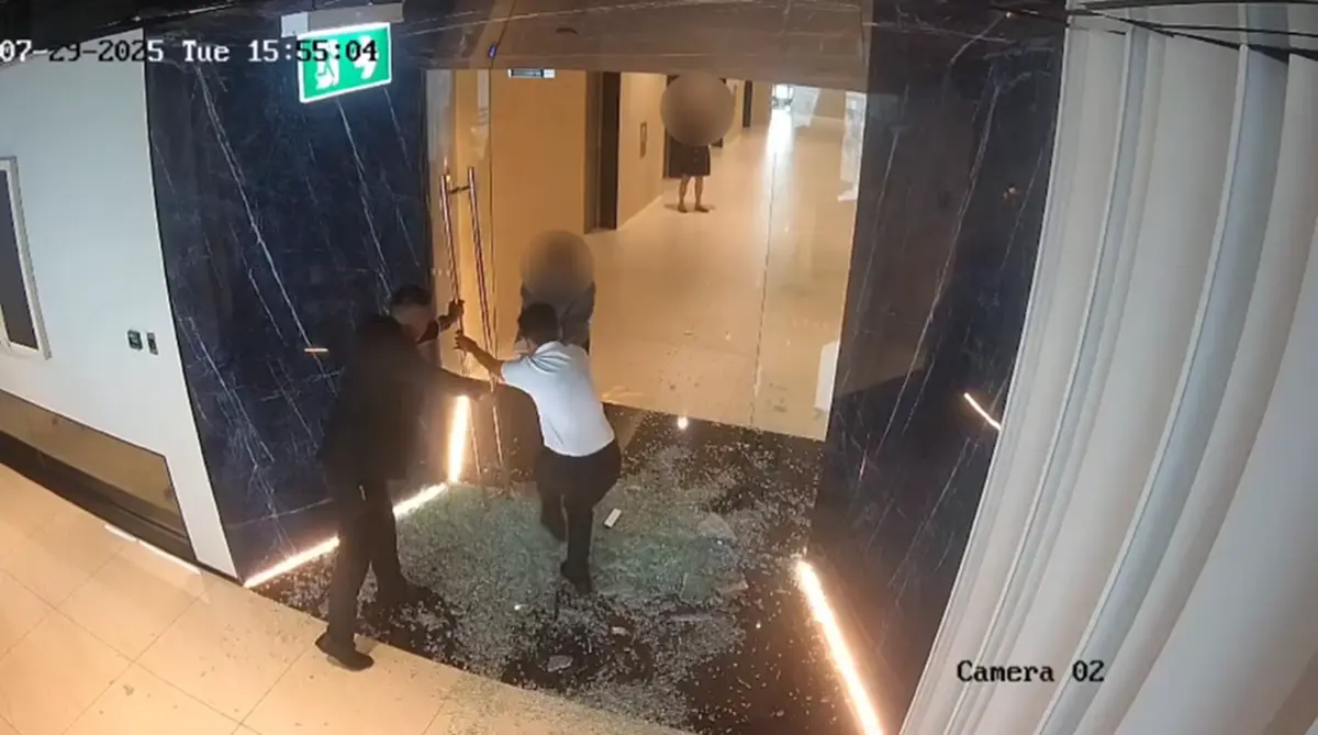 บึ้มละเอียดคามือ สาวออฟฟิศเส้นเอ็นนิ้วขาด เปิดประตูกระจกนิรภัย