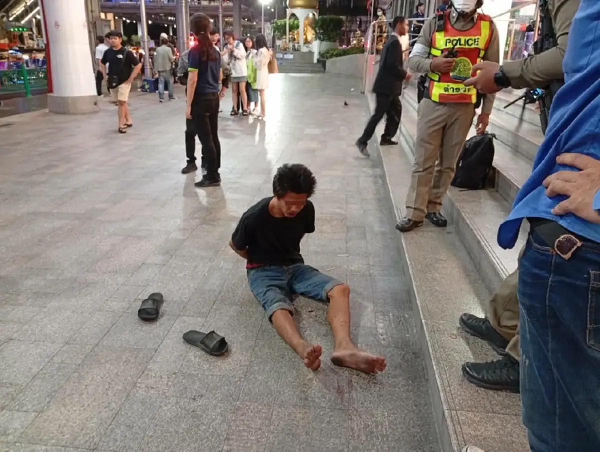 อดีตนักมวยคลั่ง จุดไฟเผา 2 นักท่องเที่ยวหน้าห้างดังราชดำริ