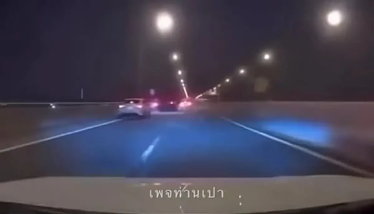 กล้องวงจรปิดนาที ก๊วนรถแต่งซิ่งพังยับ 10 คัน บนทางด่วนอุดรรัถยา