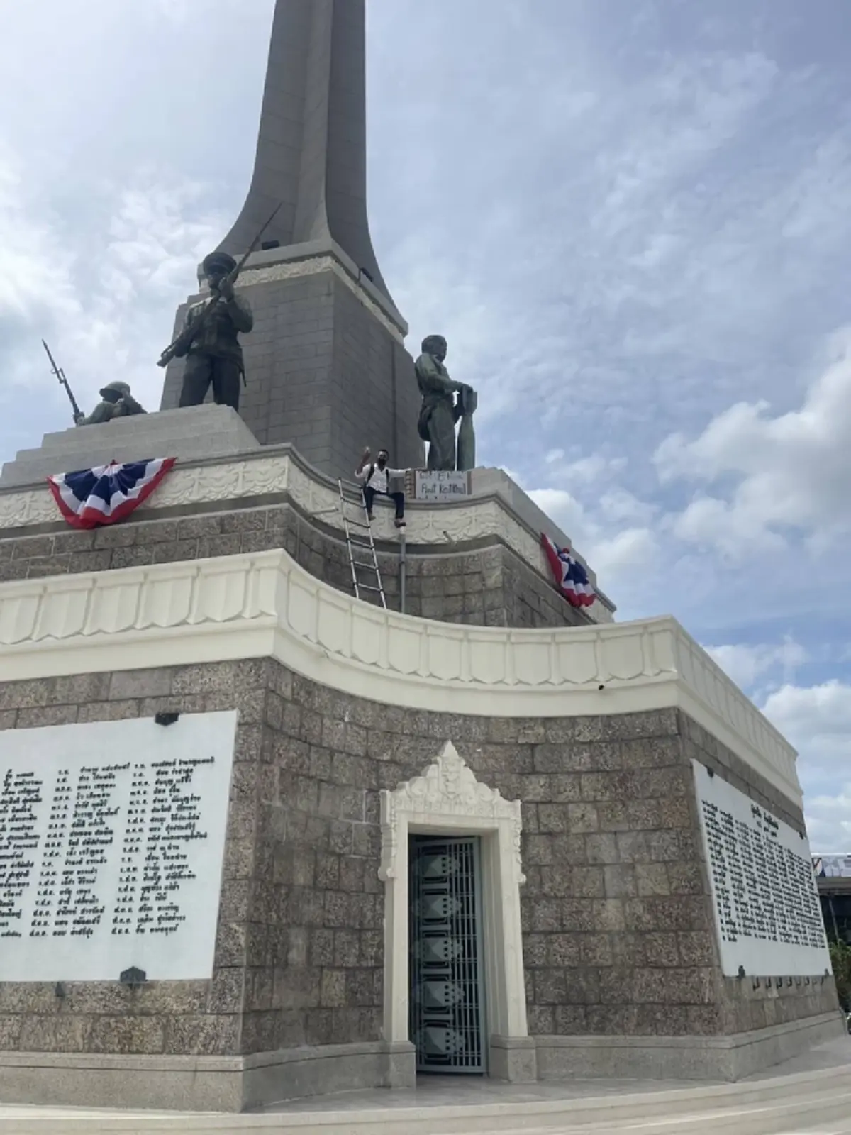 หนุ่มใหญ่อ้างถูกฝังไมโครชิพ ปีนอนุสาวรีย์ชัยฯ เรียกร้องเอาผิดผู้ดำเนินการ