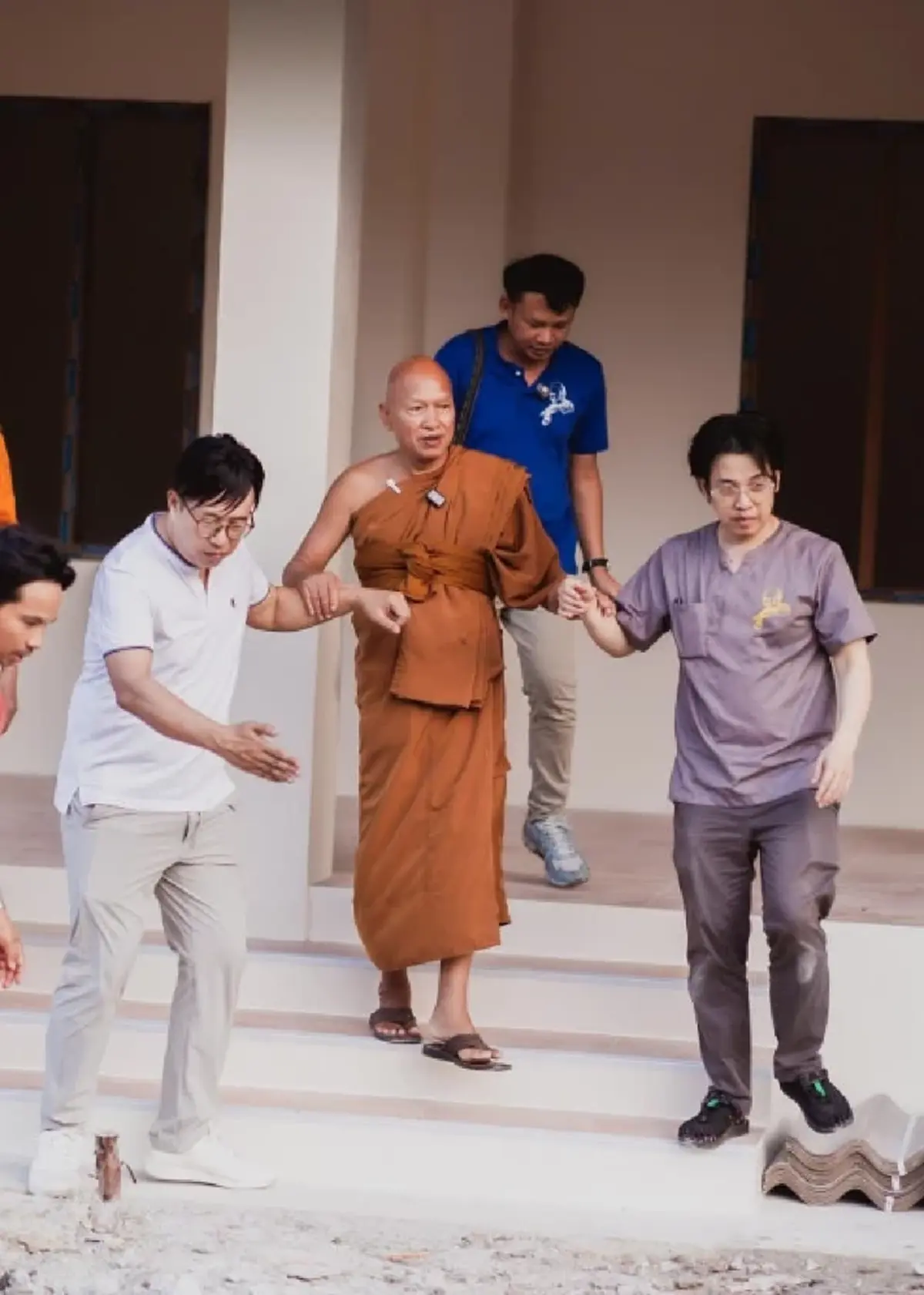 "หมอบี"เคลื่อนไหวครั้งแรก หลังออกจากโรงพยาบาล ลั่นพร้อมชี้แจง