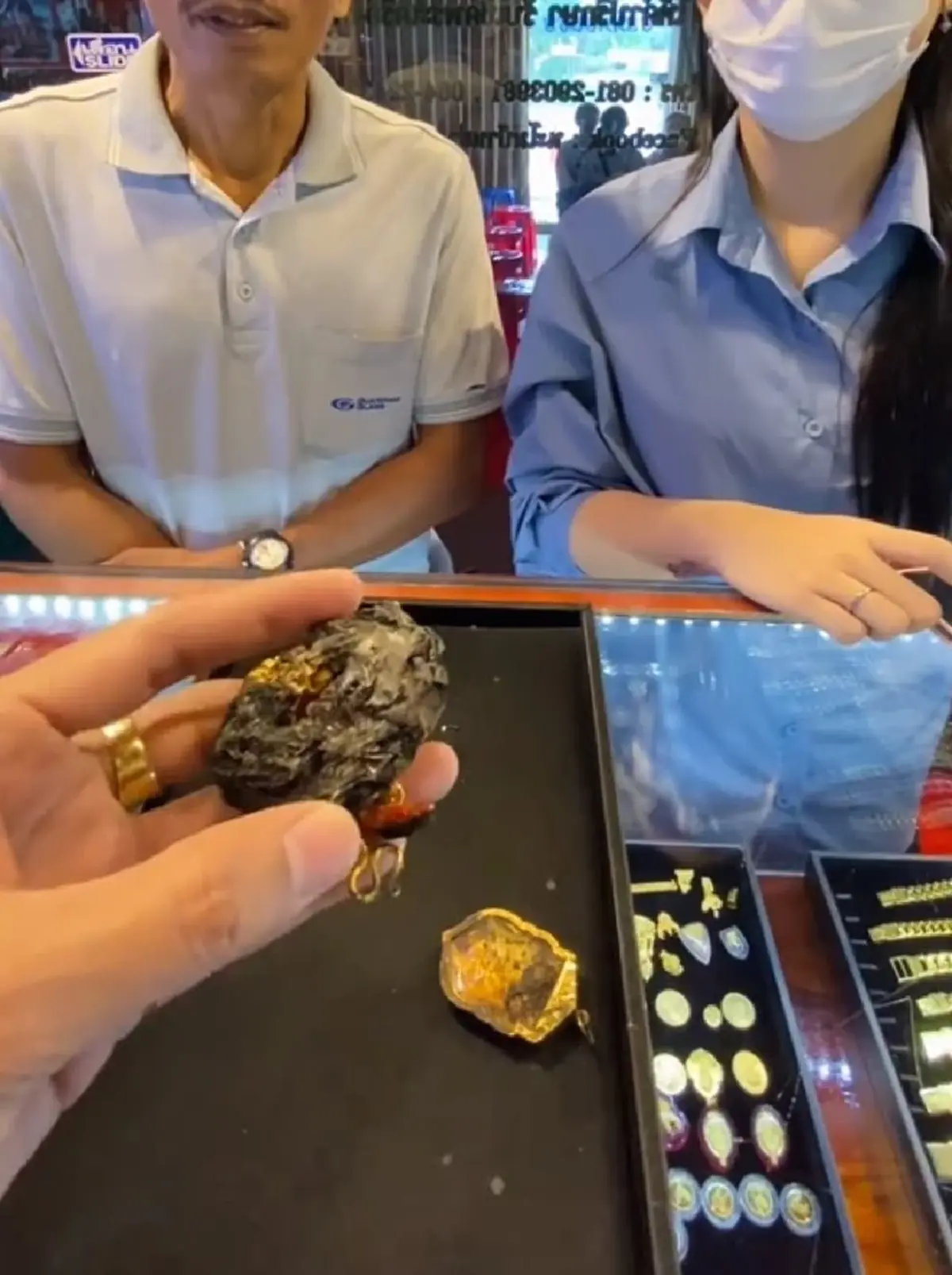 ลูกค้าไฟไหม้บ้าน กู้ซากทองเอามาขาย ตีราคาแล้วถึงกับยกมือไหว้