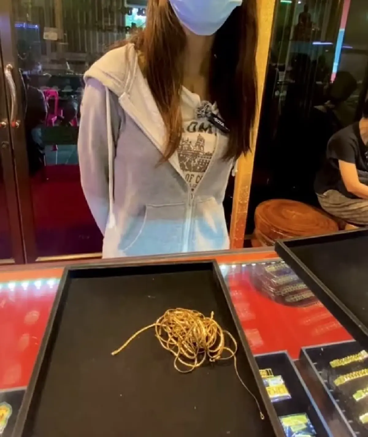 สาวเอาทองที่พ่อได้มาจากกองขยะ ให้ร้านตรวจสอบ รู้ราคาถึงกับตกใจ