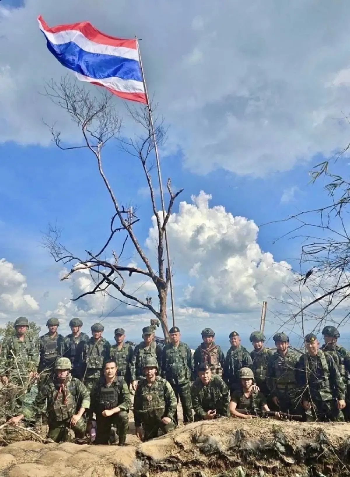 ธงชาติไทยผืนใหม่ใหญ่กว่าเดิม บนยอดภูมะเขือ สัญลักษณ์อธิปไตยไทย