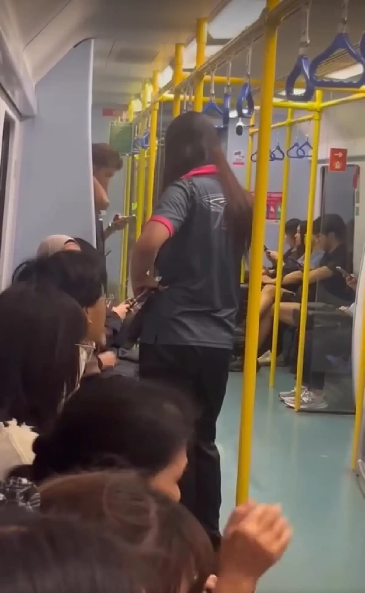 ไล่ออกแล้ว ดราม่ารถไฟฟ้าเดือด สาวสองด่ากราดผู้โดยสาร