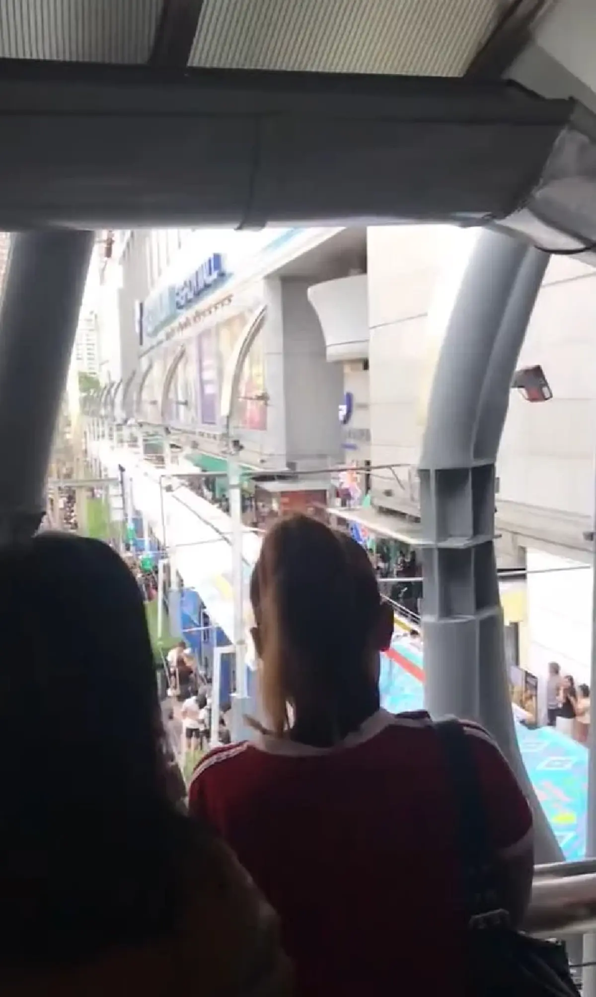 ระทึก ไฟไหม้ห้างดังประตูน้ำ ควันท่วม หลายร้อยคนหนีไม่คิดชีวิต