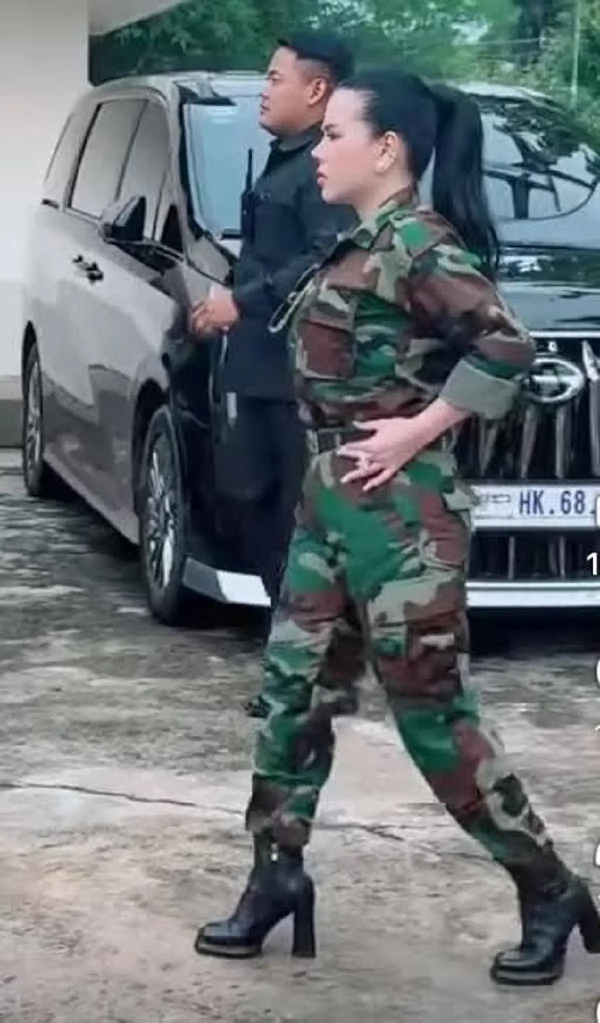 เปิดนาที ตร.บุกรวบ "เชง เสร็ยร็วต" แม่ค้าครีม อินฟลูคนดังกัมพูชา