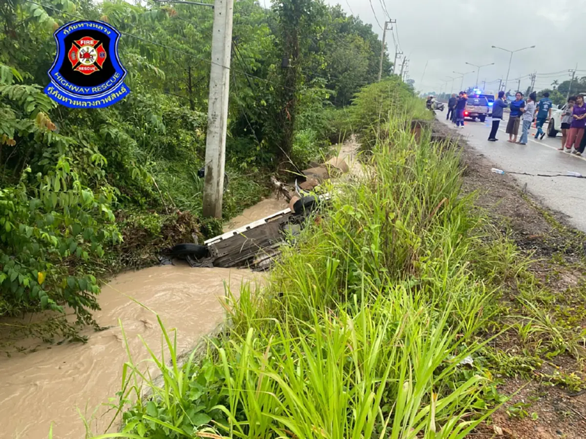 สลดหนัก นายก อบต. นาคู รถคว่ำลงน้ำ ดับพร้อมเลขาฯ-ญาติ 3 ศพ