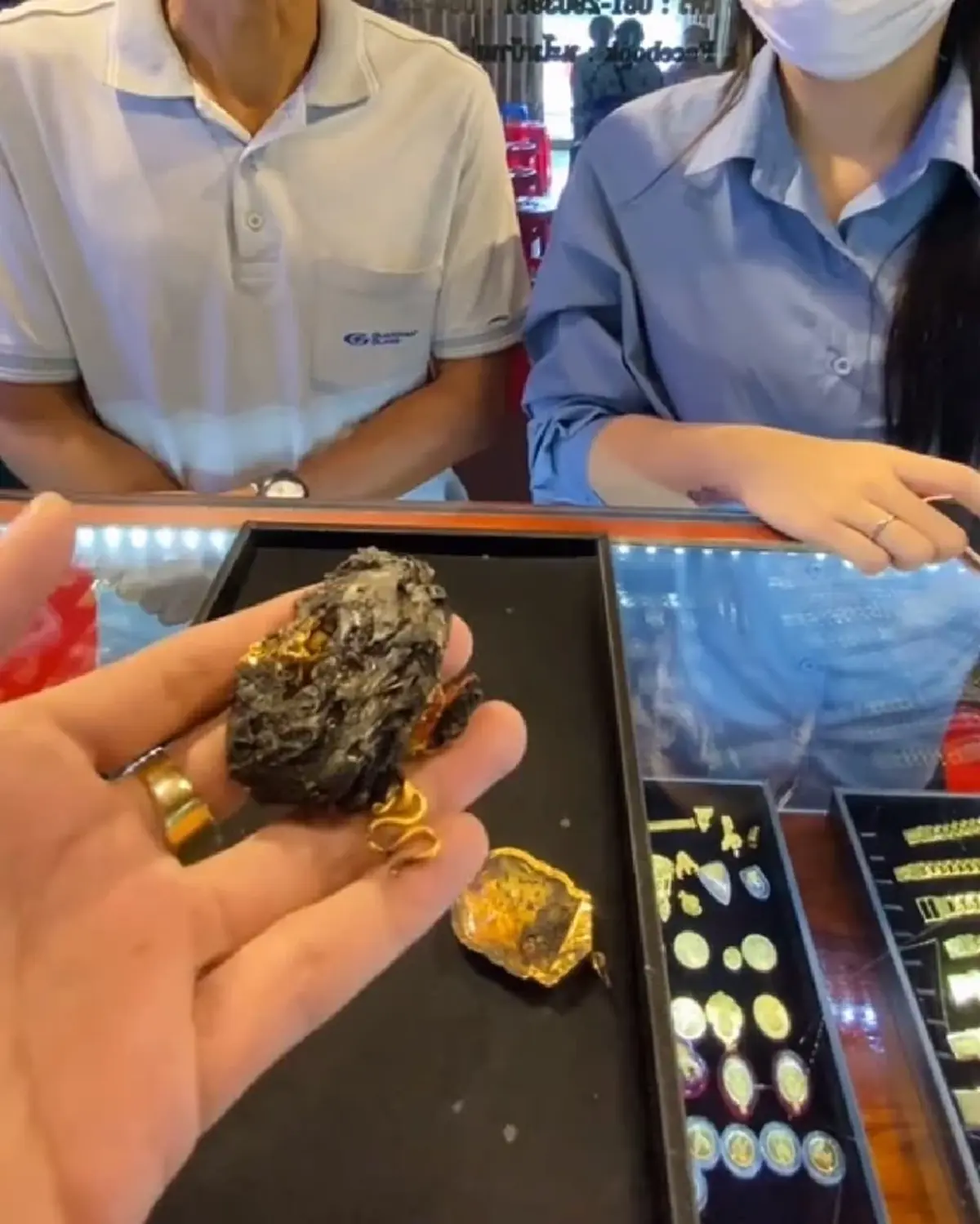 ลูกค้าไฟไหม้บ้าน กู้ซากทองเอามาขาย ตีราคาแล้วถึงกับยกมือไหว้