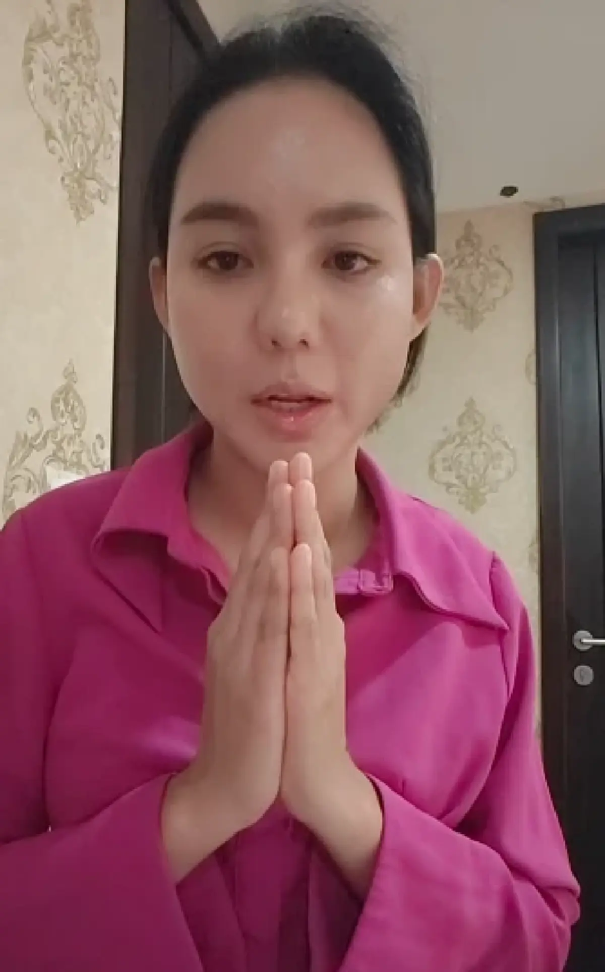 "ธี โสวันทา" โพสต์คลิปถึง "ฮุน เซน" หลังถูกสั่งปลดฟ้าผ่า