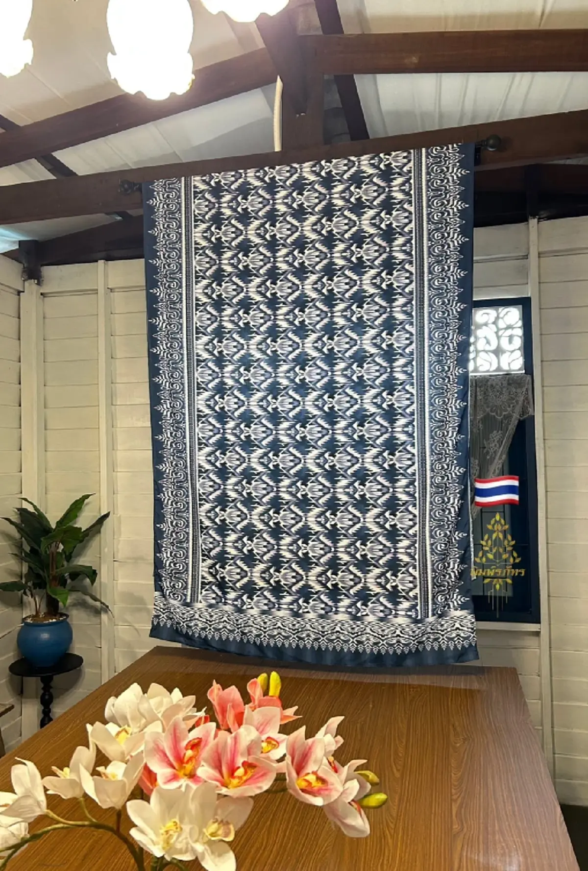 ว้าวมาก แปลง"กริพเพน"เป็นลายผ้าไหมสุรินทร์ ตัดเป็นชุดไทย