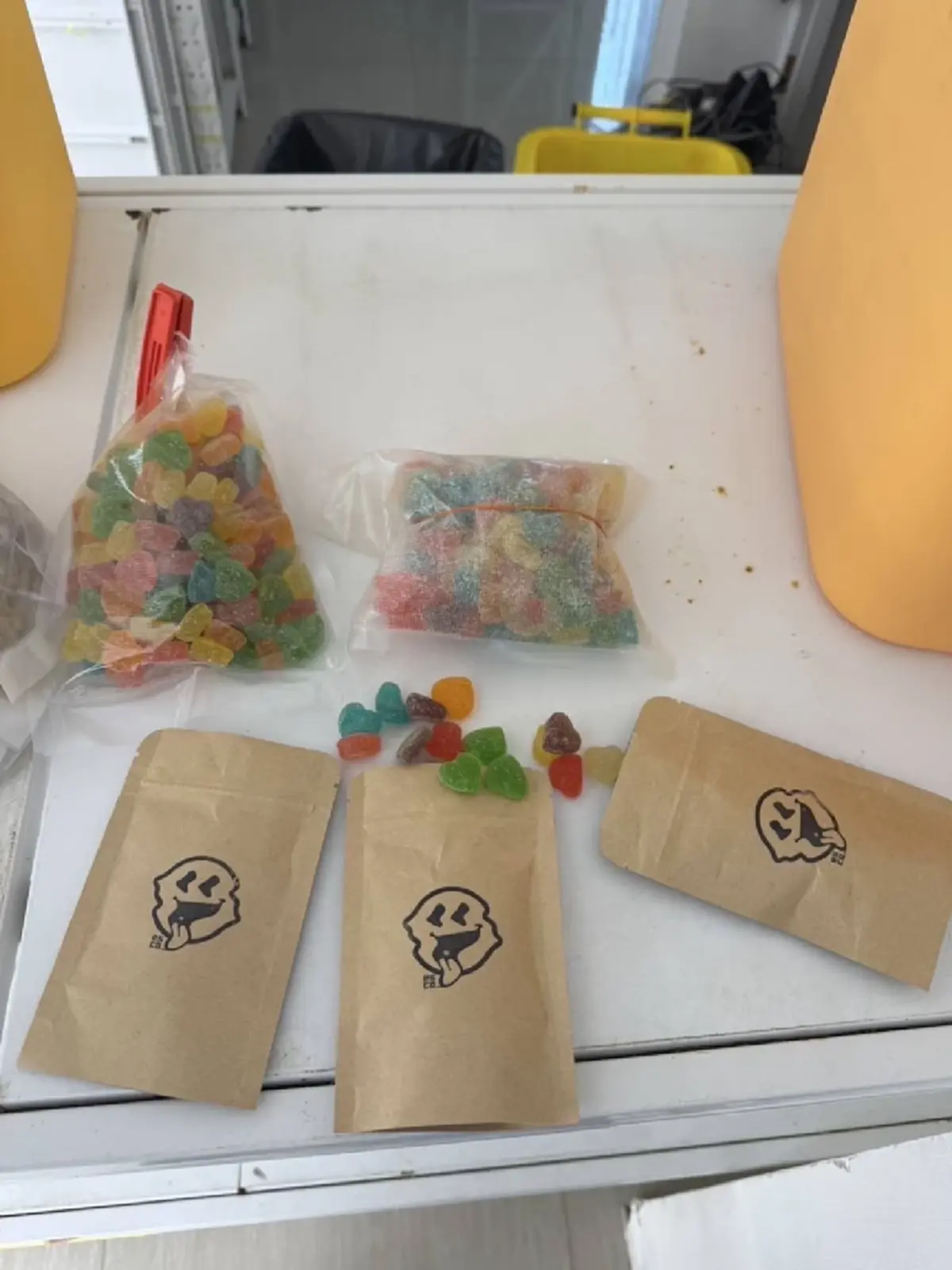 สุดยี้ บุกโรงงานลับเยลลี่-คุกกี้กัญชา พีคกว่าคือสถานที่ผลิต