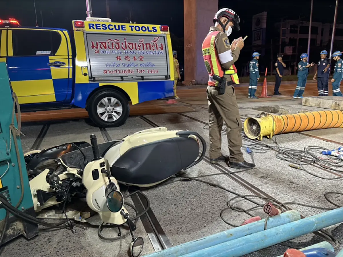 หนุ่มขี่ จยย. ชนฝาคอนกรีต ร่างกระเด็น ตกบ่อร้อยสายไฟใต้ดิน ดับสลด