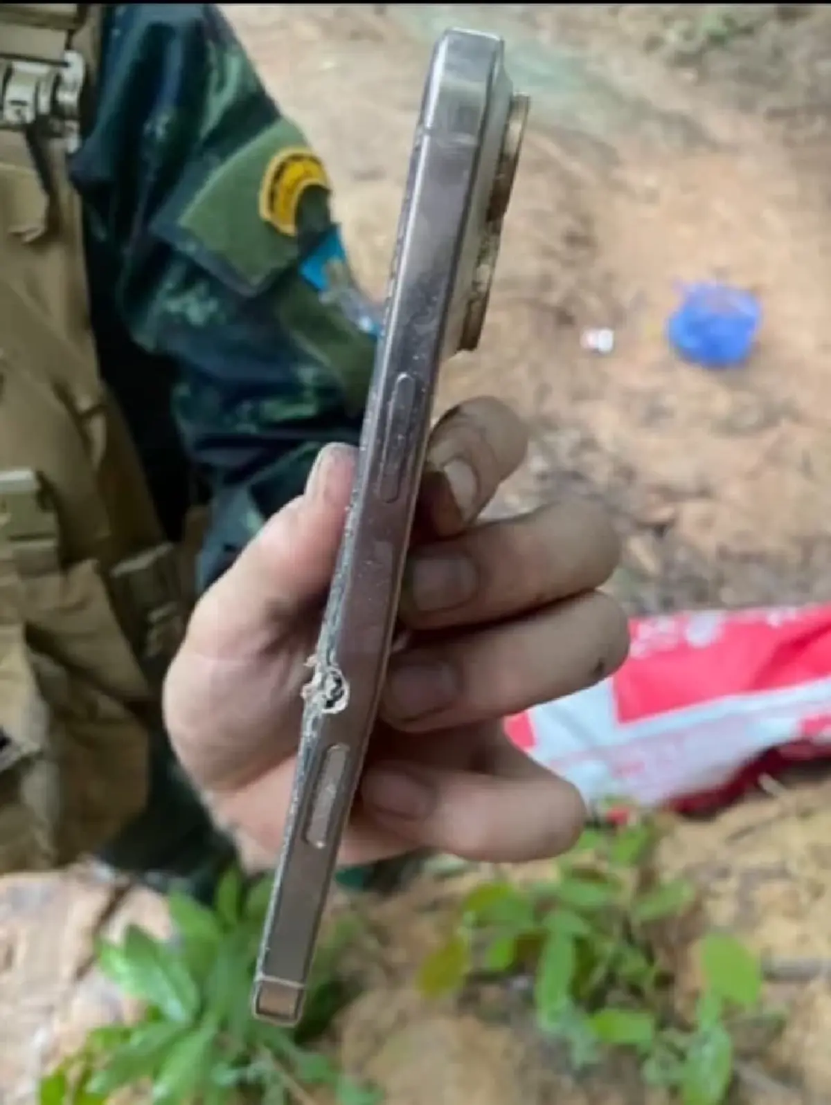 มือถือช่วยชีวิต ทหารถูกยิงรอดเพราะ iPhone ร้านใจป๋าซ่อมฟรี