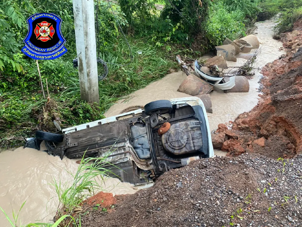 สลดหนัก นายก อบต. นาคู รถคว่ำลงน้ำ ดับพร้อมเลขาฯ-ญาติ 3 ศพ