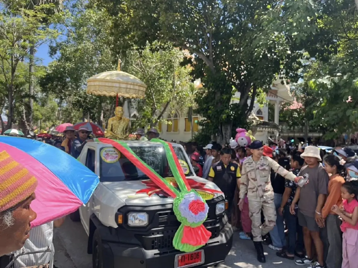 ส่องทะเบียนรถนำขบวน "หลวงพ่อขอม" วัดดังสุพรรณบุรี คนร่วมงานล้น