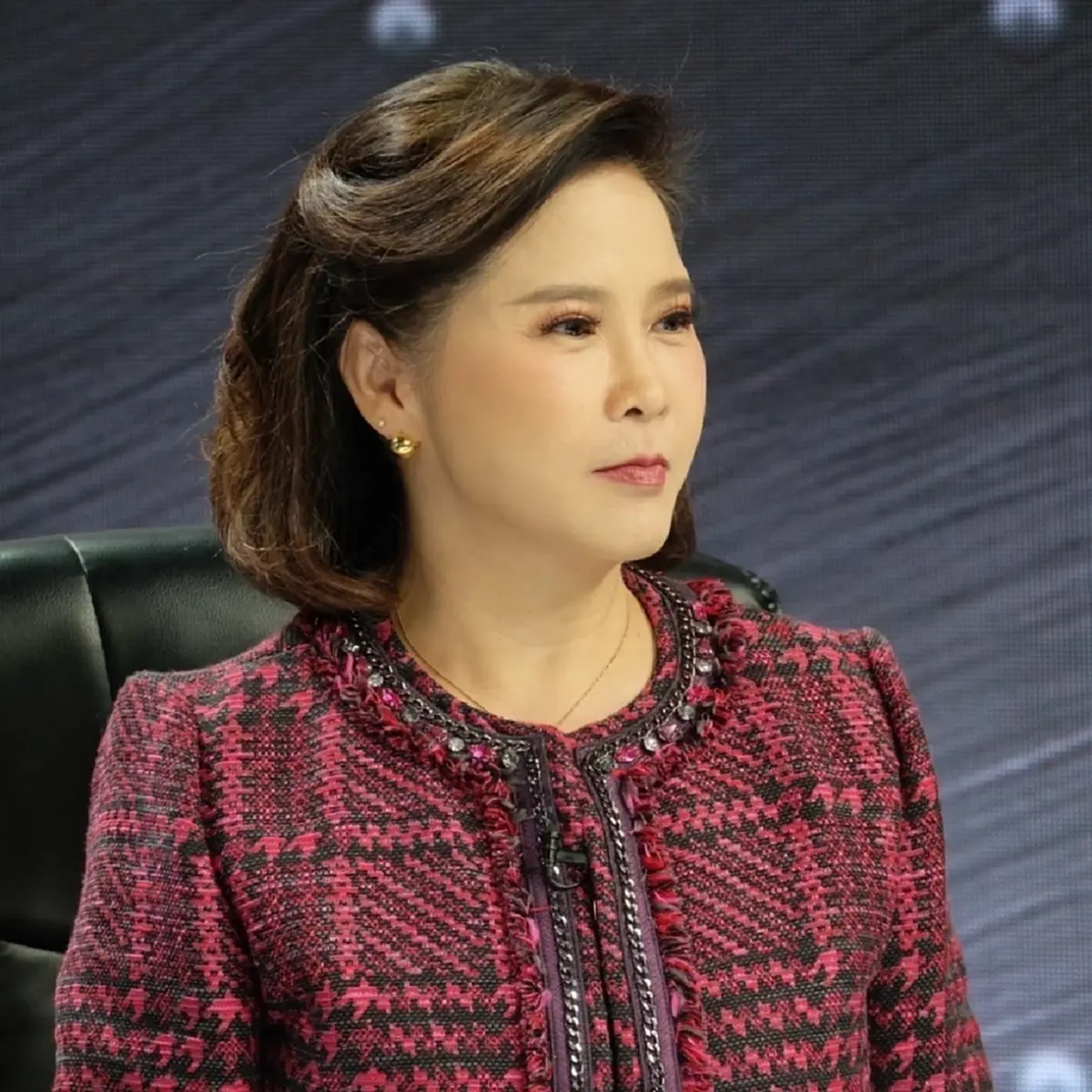 "ต๊ะ นารากร"ไม่ทน ซัดภาพจับมือเปลี่ยนขั้ว กลืนน้ำลายตัวเอง